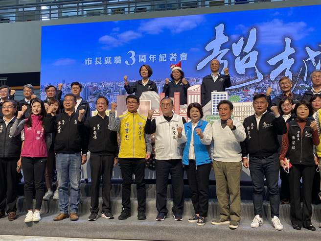 嘉义市长黄敏惠就职3周年，多位嘉义市议员出席。（廖素慧摄）