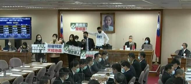 多名国民党立委今天在立法院国防委员会表达不满并举牌抗议。摘自立法院