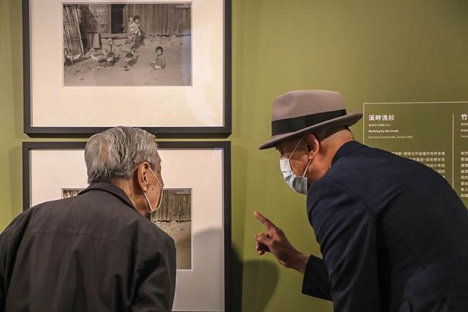 「时代之眼：邓南光影像纪念馆数位典藏特展」，可欣赏邓南光40幅直观、写实的作品。（罗浚滨摄）