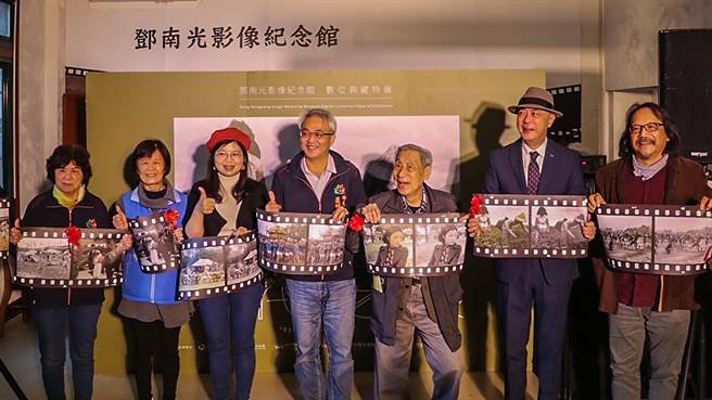 「时代之眼：邓南光影像纪念馆数位典藏特展」，北埔乡长庄明增等人以郑作品的「底片」剪彩开展。（罗浚滨摄）