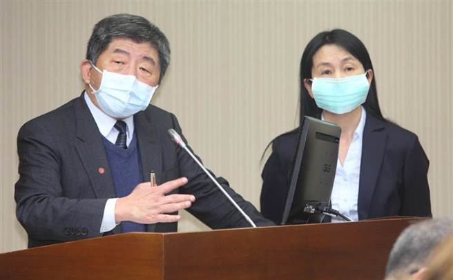 全球输往大陆销售的食品，自明年元旦起，所有海外食品制造、贮存，该企业都必须向中国海关总署重新申请注册编号，年营业额约1.5亿至2亿人民币的金酒公司申请2次均遭驳回，面临未来登陆销售「卡关」的大难题，立委陈玉珍22日均吁请中央帮忙解决，卫福部长陈时中（左）承诺，可在行政上给予协助并核发食品字号。（张铠乙摄）
