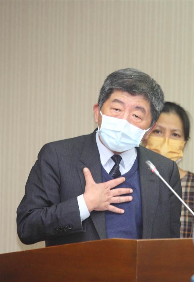 春節檢疫專案上路，首批適用7＋7的民眾日前出關，部分縣市證實有驗出確診個案，衛服部長陳時中（中）22日在立院受訪表示，確診個案都會列為境外移入病例，並送往醫院隔離治療，不會增加社區風險。（張鎧乙攝）
