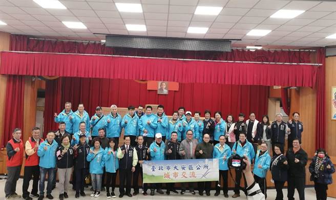 臺北市大安區公所長期辦理寒冬送暖活動，今年度針對新竹縣尖石鄉的寒冬送暖活動也在今（22日）天在尖石鄉公所大禮堂舉行捐贈儀式。(大安區公所提供)