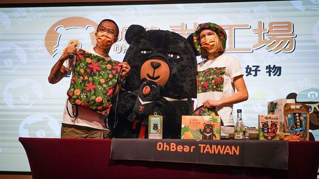 「喔熊梦工场」线上购物平台22日开卖，现场也展示多样喔熊联名商品。（参山处提供／冯惠宜台中传真）