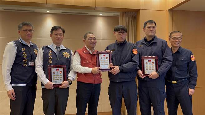 新北市长侯友宜22日表扬破案高手，图为永和警分局破案高手。（新北市警局提供）
