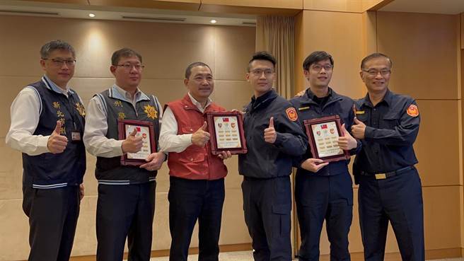 新北市长侯友宜22日表扬破案高手，图为芦洲与三峡警分局破案高手。（新北市警局提供）