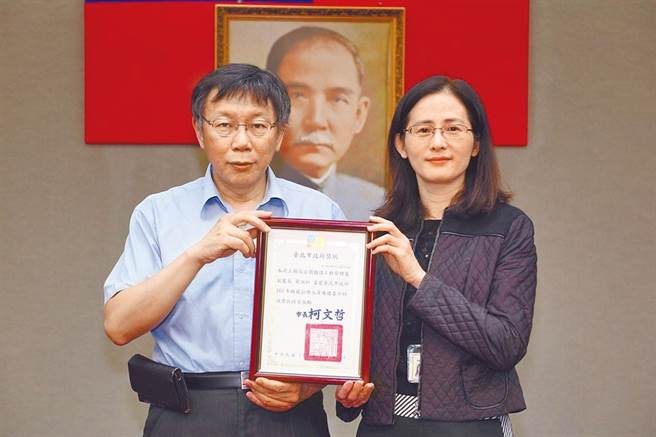 台北市公园处长黄淑如（右）遭爆料违法任用亲戚，公园处强调未运用权力使人员至公园处服务。（摘自北市府官网／杨亚璇台北传真）