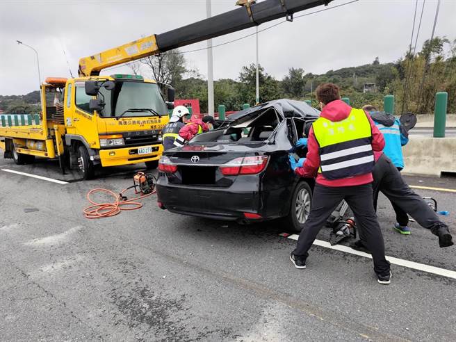 黑色自小客車有人員受困，消防救護人員將其搶救送醫。（翻攝照片／李京昇苗栗傳真）