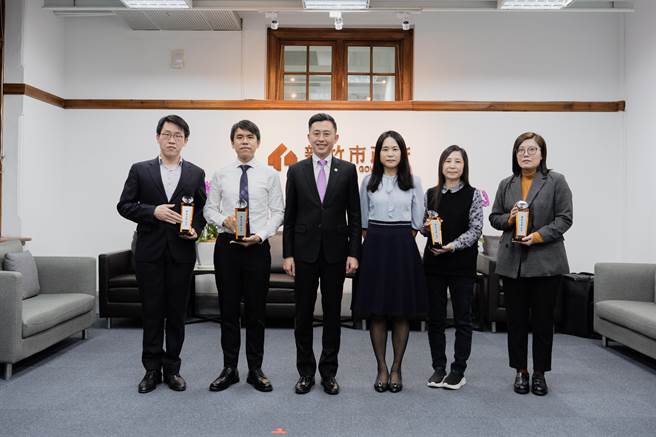 新竹市政府22日表扬「幸福城市」的模范公务员，市长林智坚（左三）表示，4位模范公务员都是新竹建设、防疫最大功臣，得奖实至名归。（陈育贤摄）