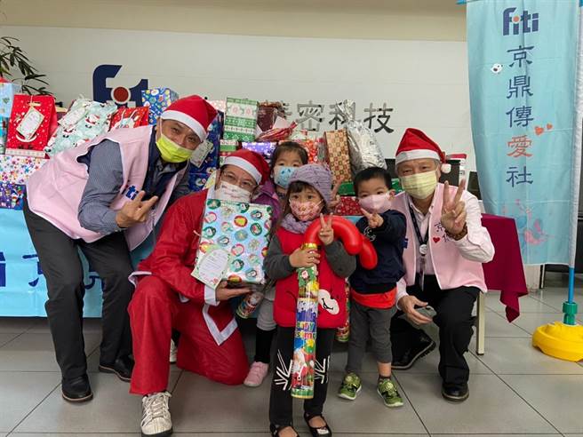 京鼎科技總經理邱耀銓等人，22日上午特別裝扮成聖誕老公公，把愛心禮物送達家扶中心。（苗栗家扶中心提供／李京昇苗栗傳真）