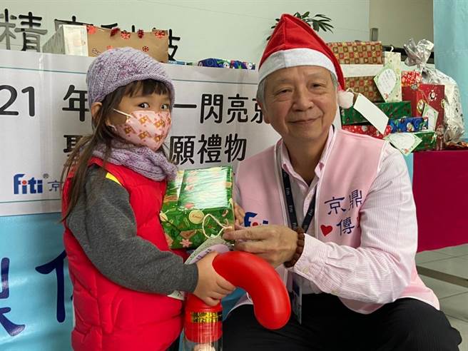 家扶兒童們收到暖心的聖誕禮物。（苗栗家扶中心提供／李京昇苗栗傳真）