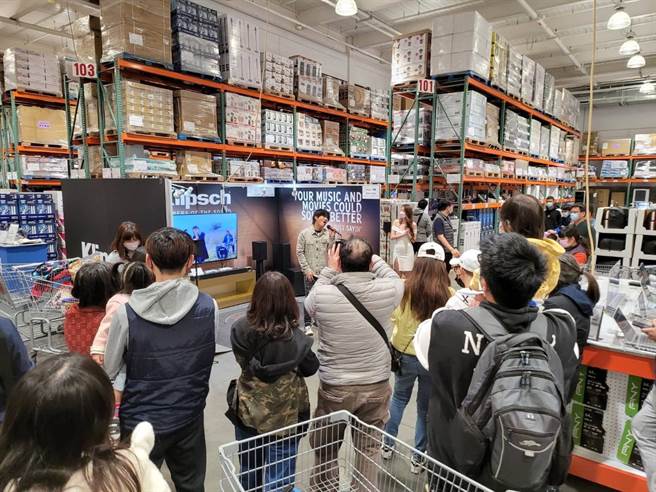 一名女網友今日在美式賣場好市多採買，意外發現歌手王宏恩在現場唱歌，令她又驚又喜沒想到貼文曝光，卻讓上千網友看成王力宏。（圖／翻攝自Costco好市多 商品經驗老實說）