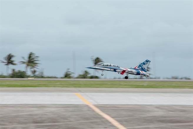 漢翔產製的第二架勇鷹號高教機22日正式交機，圖為編號「1102」的第二架勇鷹號高教機，起飛後，飛往台東空軍志航基地。圖／漢翔提供
