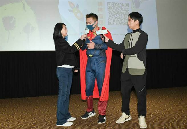 小S（左）的《熙娣想聊》日前在戏院邀粉丝抢先观赏首集，有男粉丝穿着超人服见偶像。（CATCHPLAY提供）