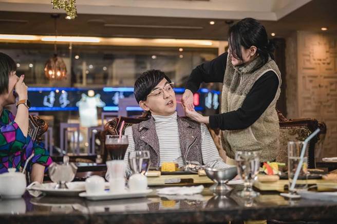 小S主持的《熙娣想聊》明天播出的首集来宾为黄子佼。（CATCHPLAY提供）