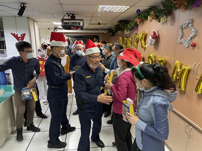 新北市警察局長黃宗仁到各單位致贈聖誕節小禮物。（新北市警局提供）