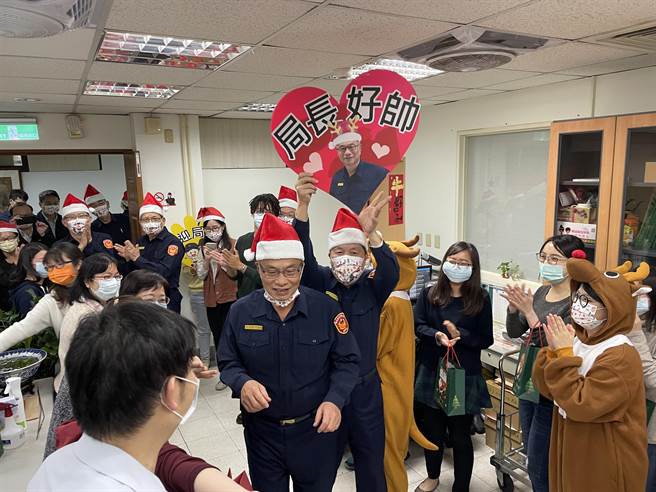 新北市警察局長黃宗仁到各單位致贈聖誕節小禮物。（新北市警局提供）