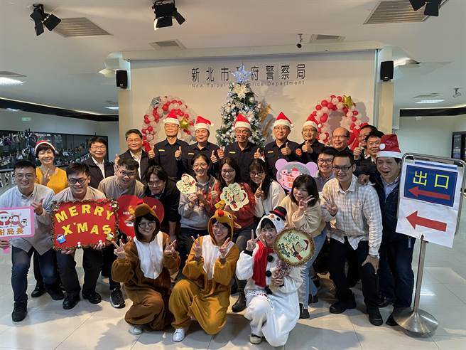 新北市警察局長黃宗仁到各單位致贈聖誕節小禮物。（新北市警局提供）