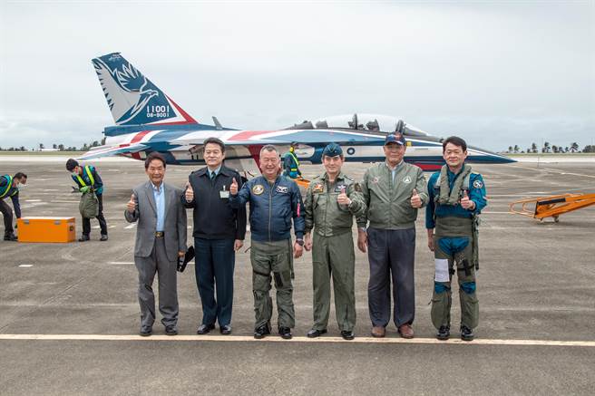 量产第二架新式高教机，汉翔胡开宏董事长亲率飞交。图／汉翔公司提供