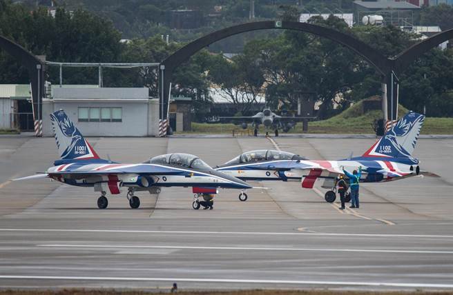 量产第二架新式高教机，汉翔胡开宏董事长亲率飞交。图／汉翔公司提供