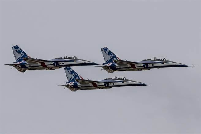 量产第二架新式高教机，汉翔胡开宏董事长亲率飞交。图／汉翔公司提供