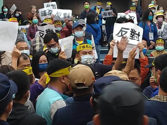 民眾抗议「违反行政程序、未在10天前通知、会议无效」，整场会议民眾抗议声下落幕。（林雅惠摄）