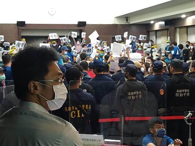 高雄市警方为了避免衝突发生，出动大批警力现场维安。（林雅惠摄）