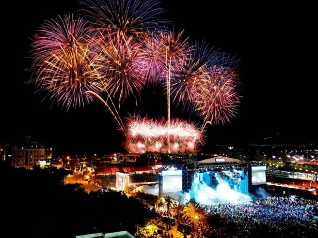 「花莲太平洋观光节跨年演唱会」12月26日至31日在六期重划区（东大门广场）登场，还加码星空烟火秀。（花莲县政府提供／王志伟花莲传真）