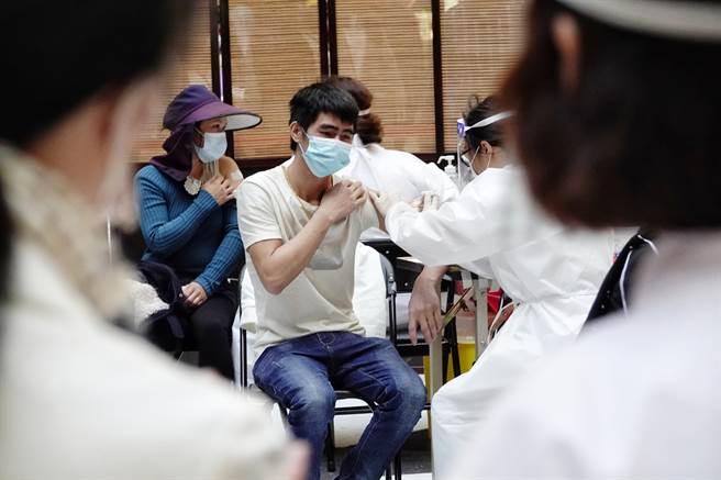 指挥中心发言人庄人祥透露，明后年的疫苗数量已超过国内施打第3、第4剂的需求。（图/陈信翰摄）