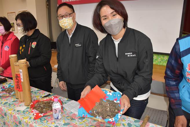 大湖乡长胡娘妹（左）、苗栗县青溪妇女协会理事长张淑芬（中）22日一同剖开竹钱筒，欢喜收集零钱助边缘弱势。（谢明俊摄）