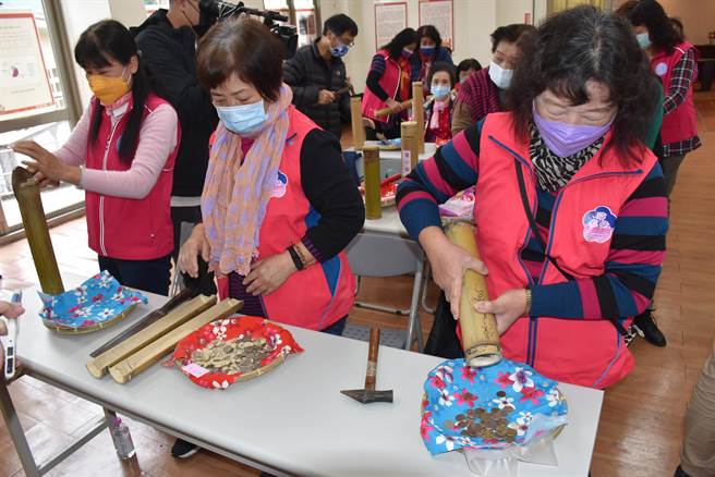 大湖青溪妇女协会及妇女联合会22日上午共同剖开竹钱筒助边缘弱势。（谢明俊摄）