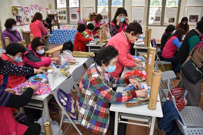 大湖青溪妇女协会及妇女联合会22日上午共同剖开竹钱筒，一一清点铜板用来助边缘弱势。（谢明俊摄）