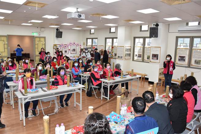 大湖青溪妇女协会及妇女联合会22日上午共同剖开竹钱筒助边缘弱势。（谢明俊摄）