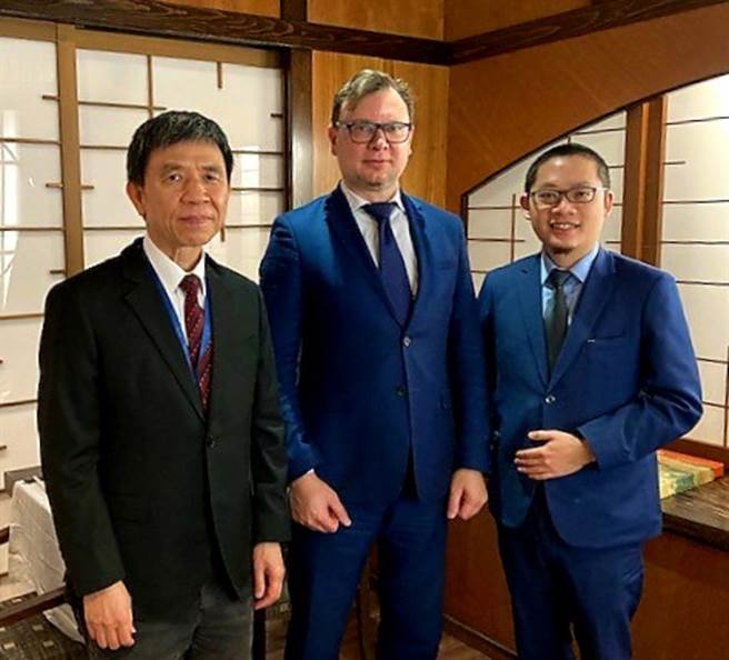 圖為我國常駐世界貿易組織（WTO）代表羅昌發（左）、駐團秘書洪欣隆（右），日前(15日)與立陶宛駐WTO常任代表塔姆拉狄斯（中）會面，表示將聯合理念相近國家對抗北京經濟脅迫。(圖/中央社)