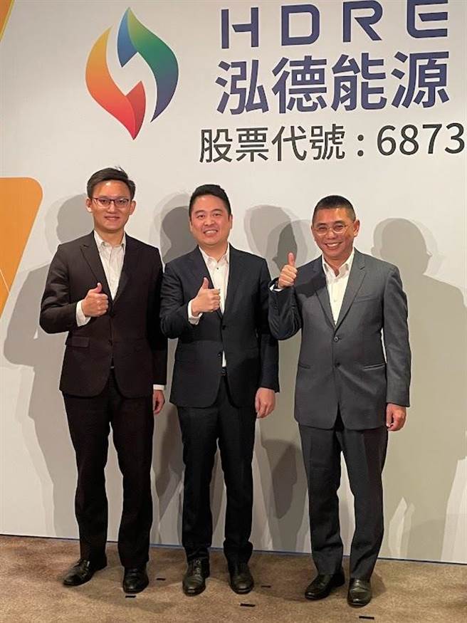 綠能產業再添新兵，泓德能源將於28日登錄興櫃。左起為發言人王彥翔、董事長謝源一、總經理周仕昌。（圖／袁顥庭）
