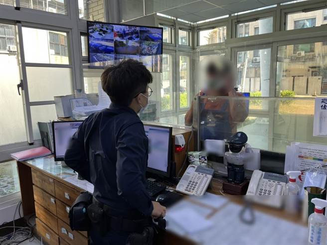 台中1名40岁男子日前就医返家后，惊觉自己可能将钥匙遗落在计程车上，他赶紧前往派出所求助。（台中市第三分局提供／冯惠宜台中传真）