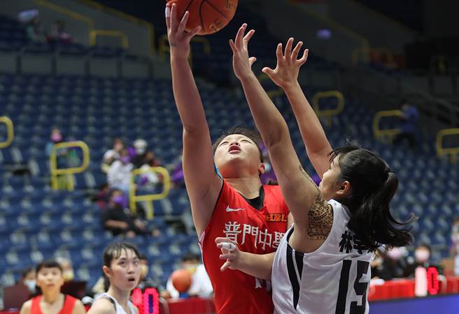 普門高一菜鳥林湘凌（左）希望成為球隊禁區支柱。（高中體總提供）