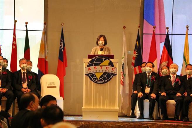 （總統蔡英文(中)22日在台中出席「亞洲台灣商會聯合總會第29屆第2次理監事聯席會議」開幕典禮，並受邀致詞。圖／劉朱松）
