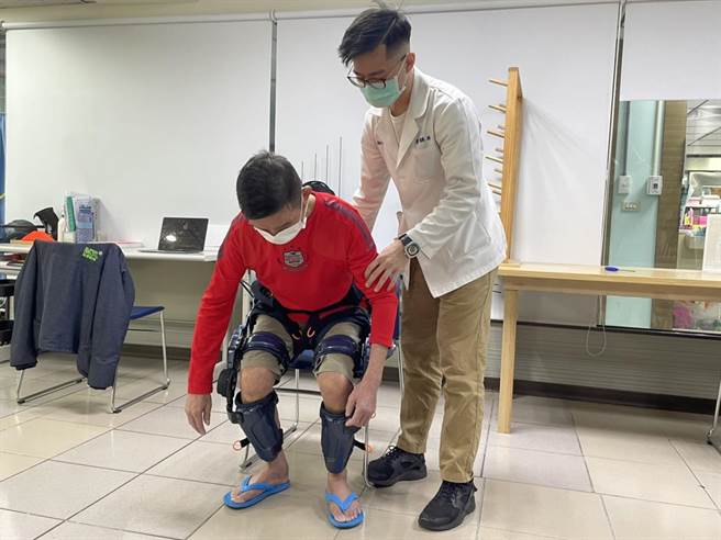 曾男昏迷甦醒后，转至新高医院復健治疗，透过院内新型机器人復健辅具復健，目前已可站立、短暂行走，同时简短对答。（非当事人，洪浩轩摄）