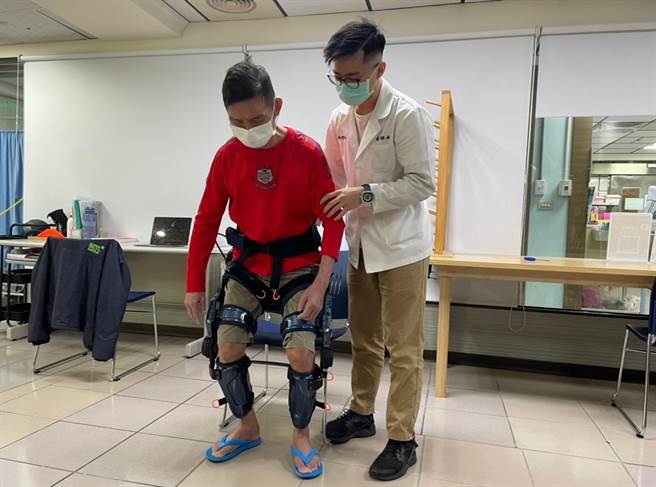 曾男昏迷甦醒后，转至新高医院復健治疗，透过院内新型机器人復健辅具復健，目前已可站立、短暂行走，同时简短对答。（非当事人，洪浩轩摄）
