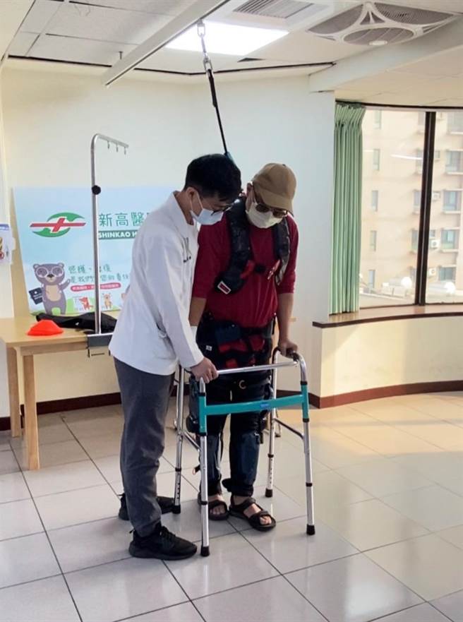 曾男昏迷甦醒后，转至新高医院復健治疗，透过院内新型机器人復健辅具復健，目前已可站立、短暂行走，同时简短对答。（新高医院提供／洪浩轩高雄传真）