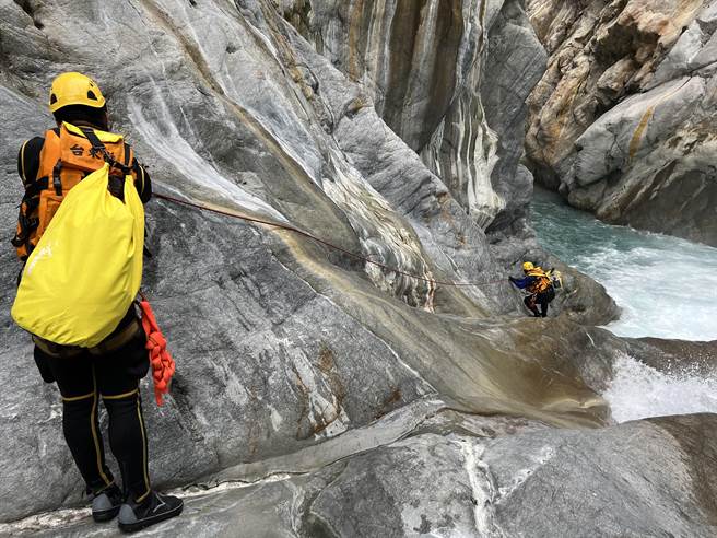台东县海端乡辘辘温泉11日发生许姓及罗姓山友遭急流冲走意外，台东县消防局判读18日水下画面确认为石头。（台东县消防局提供／蔡旻妤台东传真）