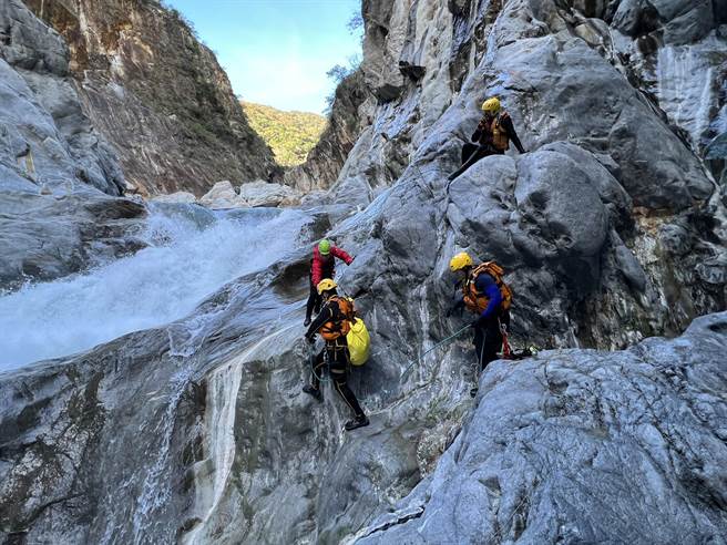 台东县海端乡辘辘温泉11日发生许姓及罗姓山友遭急流冲走意外，台东县消防局判读18日水下画面确认为石头。（台东县消防局提供／蔡旻妤台东传真）