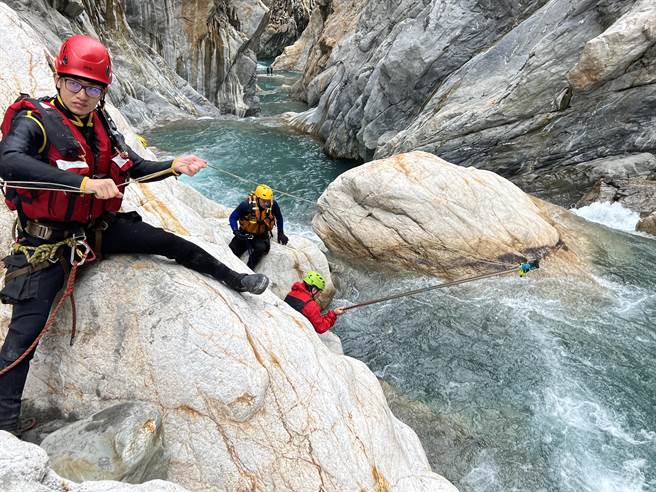 台东县海端乡辘辘温泉11日发生许姓及罗姓山友遭急流冲走意外，台东县消防局判读18日水下画面确认为石头。（台东县消防局提供／蔡旻妤台东传真）