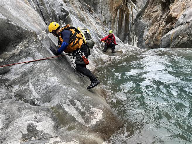 台东县海端乡辘辘温泉11日发生许姓及罗姓山友遭急流冲走意外，台东县消防局判读18日水下画面确认为石头。（台东县消防局提供／蔡旻妤台东传真）