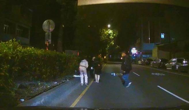 少女深夜掉錢包員警陪同沿途找回證件與金錢。(警方提供／呂筱蟬桃園傳真)