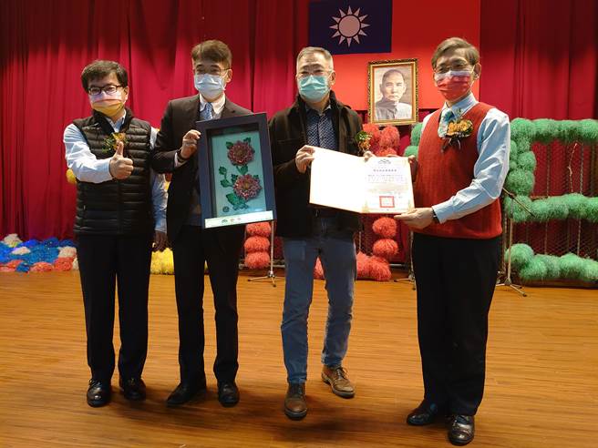 金山高中75年校庆，牛排教父邓有癸（右二）获杰出校友表扬。（新北市教育局提供）