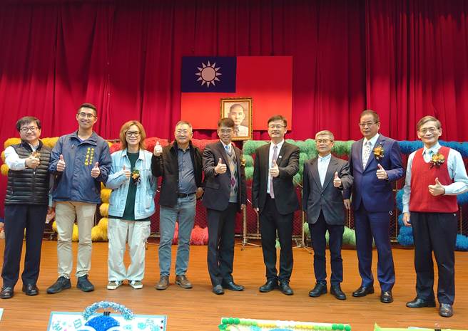 金山高中今举办创校75年校庆，牛排教父邓有癸（左四）、金融专家许瑞茂（右三）、人气网红「HowHow」陈孜昊（左三）等杰出校友回校同庆。（新北市教育局提供）