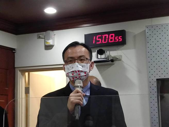 嘉監秘書江振亨說明嘉義舊監修繕活化（陳志賢攝）