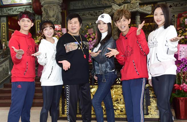 郭忠祐（左起）、籃籃、胡瓜、陳美鳳、阿翔以及賴慧如今赴北投三王宮錄《綜藝大集合》。（鄭宜熏攝）